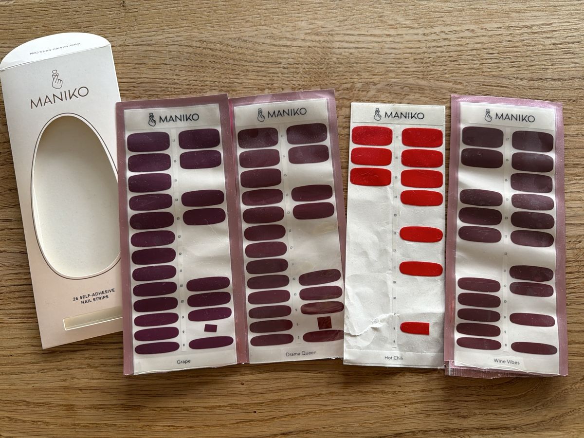 Maniko Smalto per unghie: Maniko Nagelfolien Set, 4 Farben – Usato da Ostermundigen venduto da Chrissy06