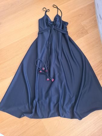 Kleid schwarz Grösse S mit Rosenanhänger guter Zustand