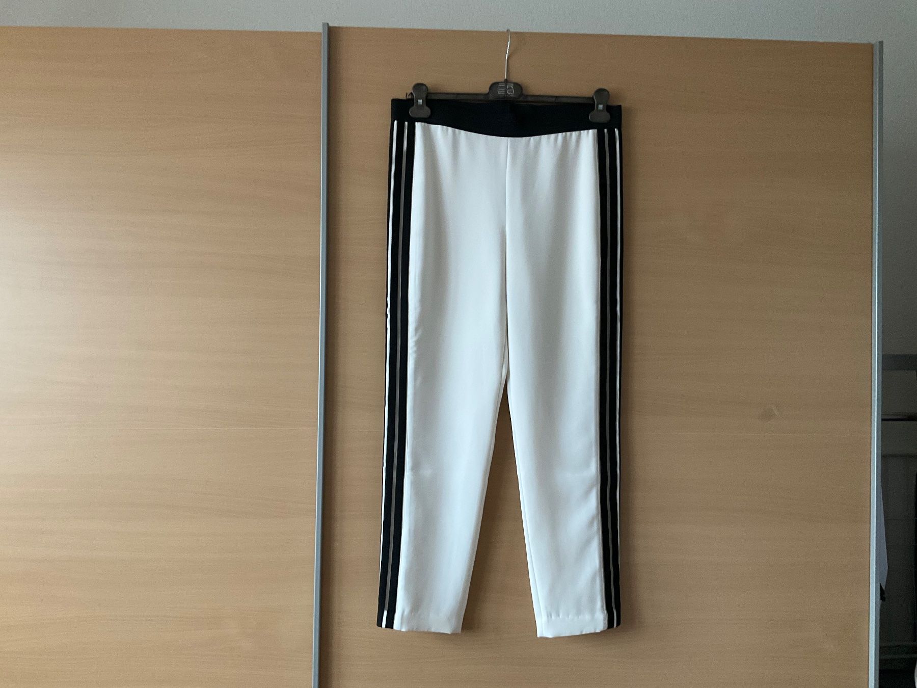 Pantaloni: Pantalon de jogging chic occasion t. 36-38 – Usato da Murten venduto da Louis1954