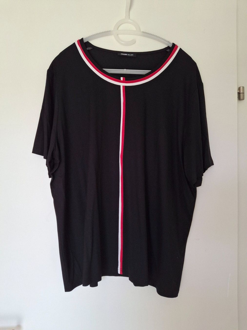 T-shirt: Schwarzes T-Shirt, Frank Walder, Gr. 52 – Nuovo (secondo la descrizione) da WALTERSWIL SO venduto da thb_ybm8