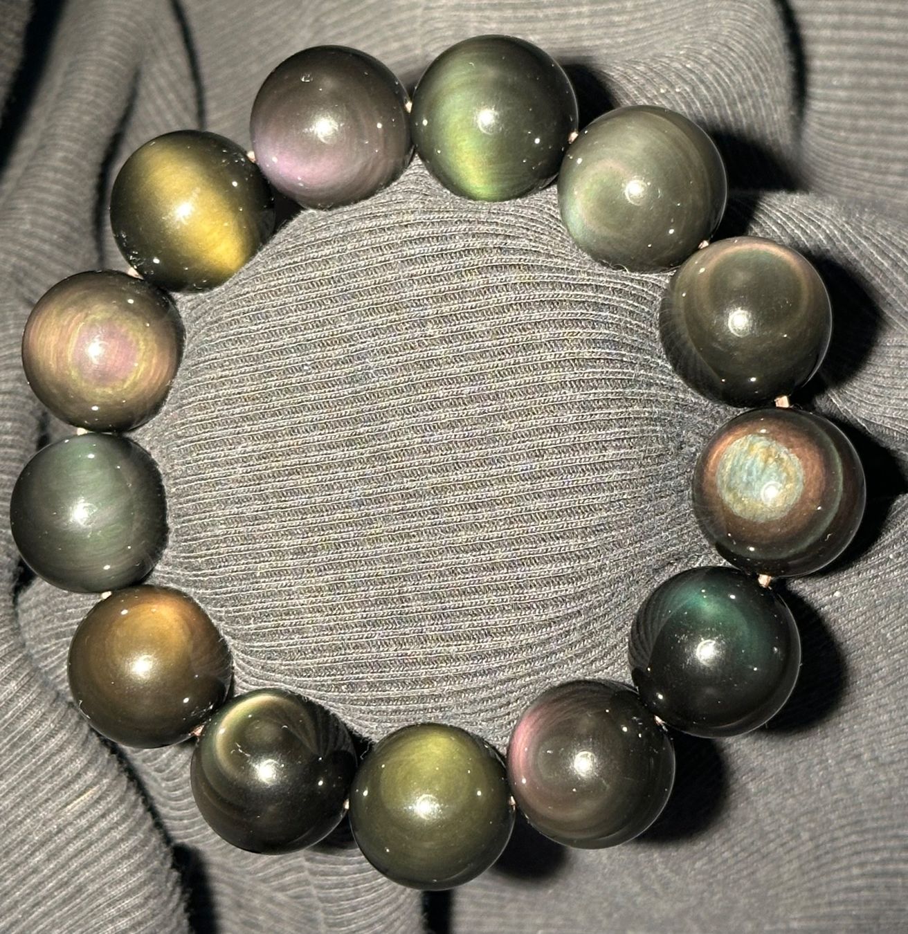 Minerali & Pietre curative: 17.5mm Perlen Regenbogen Obsidian Armband mit super Flash – Nuovo e nell'imballaggio originale da Männedorf venduto da EarthCraft 2