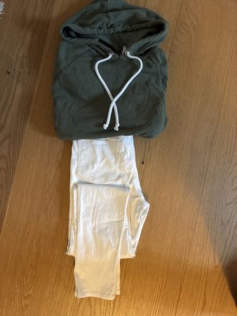Jeans bianchi H&M e felpa verde Divided XS