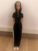 Barbie im schwarzen Jogginganzug mit Kapuze #15