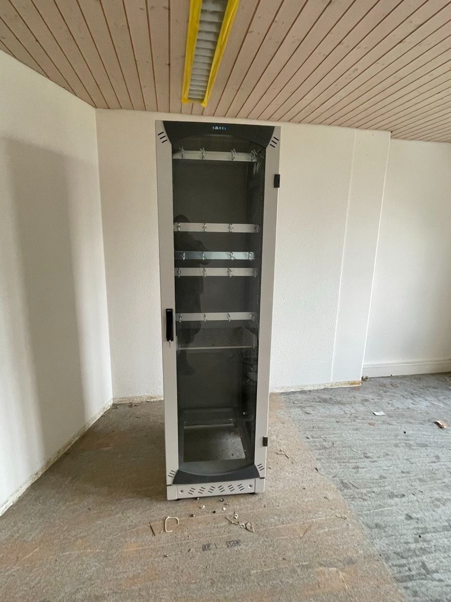Racks & Ständer: Sarel - Server-Rack 19 Zoll mit Glastüre – Gebraucht aus Mels von Kollershop