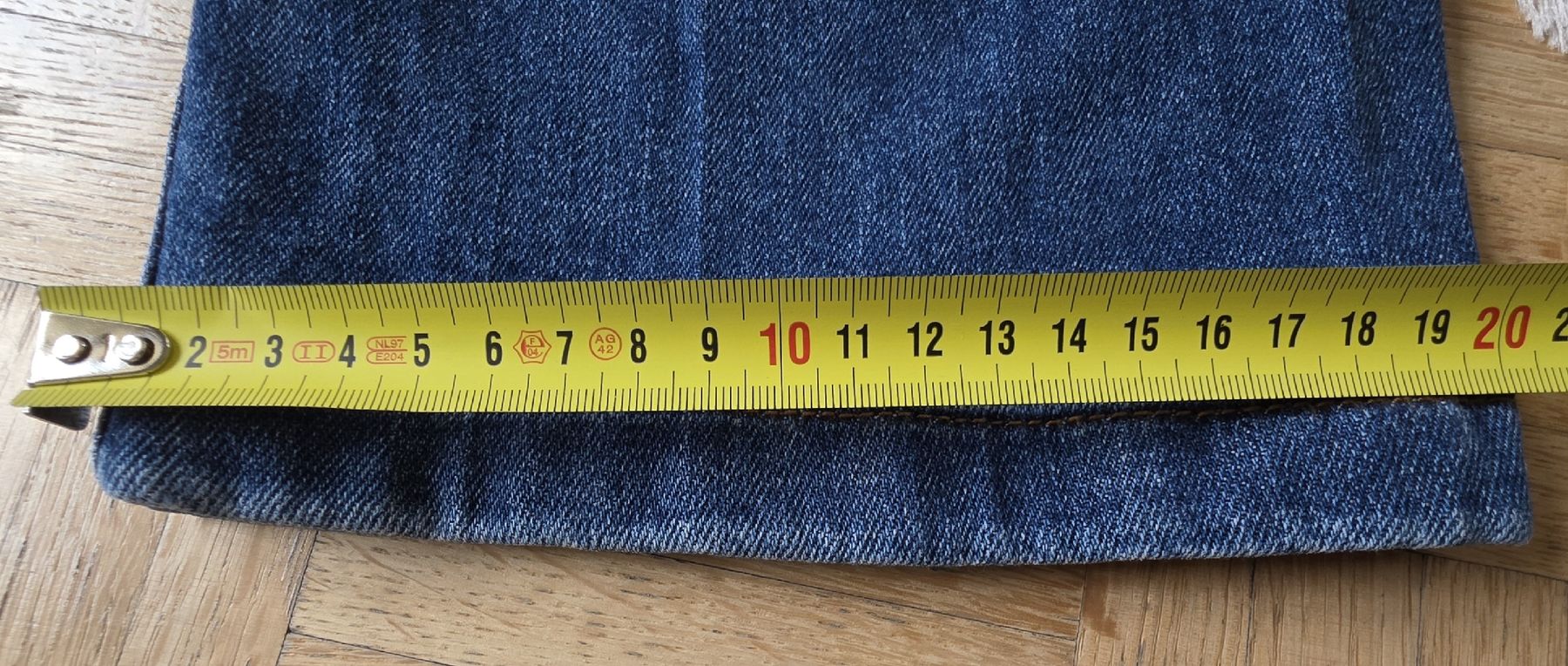 Jeans: Jeans Taille 44 marque Humility – Usato da Yverdon-les-Bains venduto da van_dq65 8