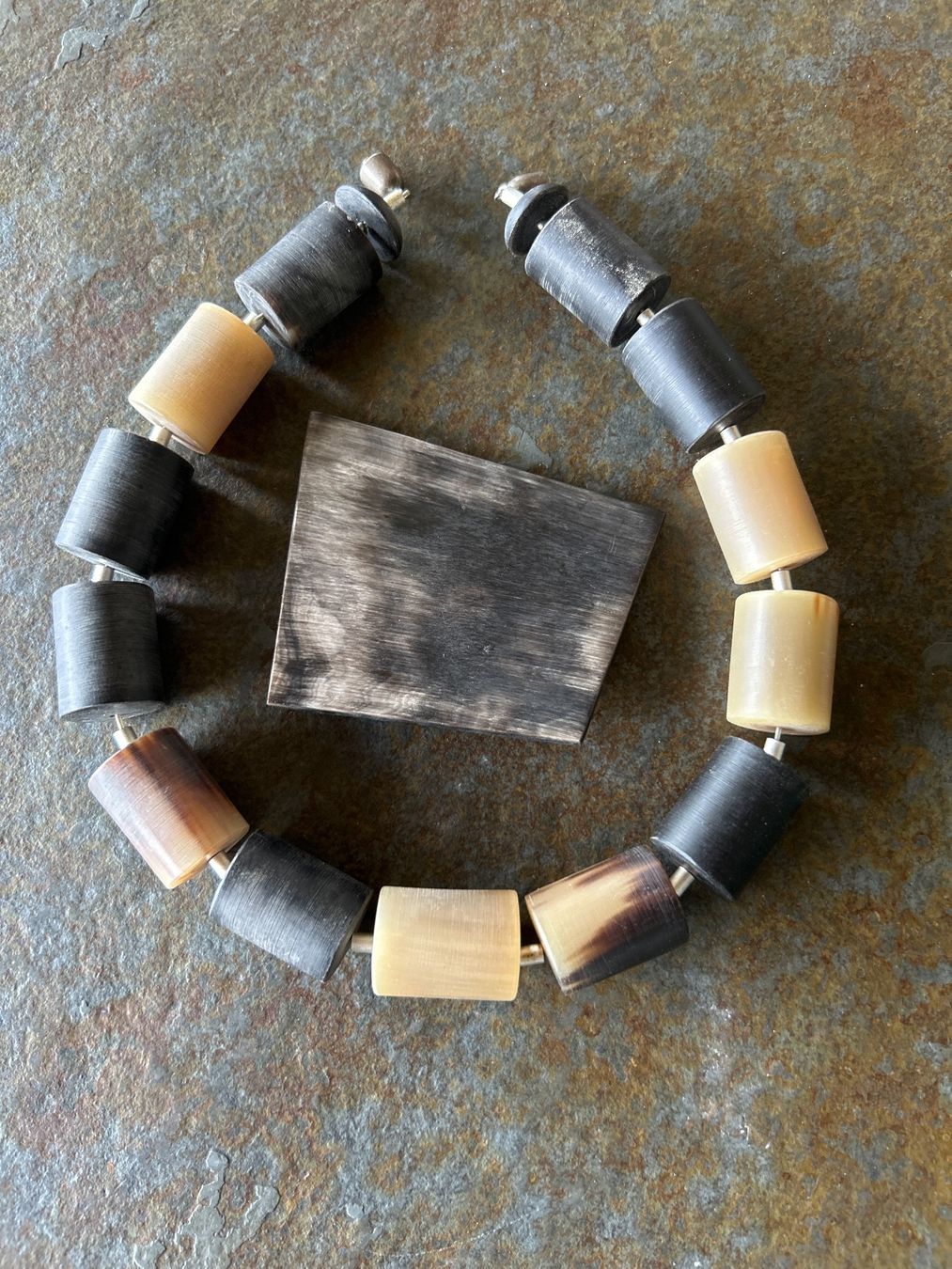 Catenine: Halskette Material Horn – Usato da Brione sopra Minusio venduto da eleisa0815