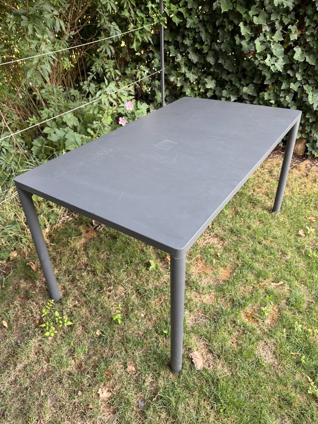 Giardimo Tische: Giardimo LAB String Gartentisch 140 × 80 cm, Stahl anthrazit – Gebraucht aus Uster von Fichter1 4