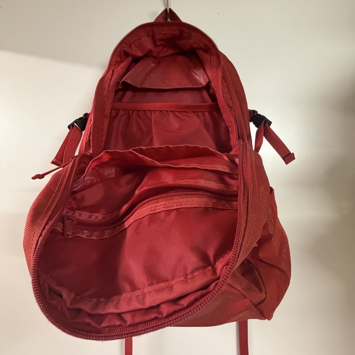 Supreme Zaini: Roter Supreme Rucksack – Usato da Uetikon am see venduto da seller.2020 1