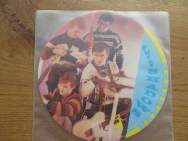 SHADOWS PICTUR SINGEL APACHE QUARTERMASTERS STORIES