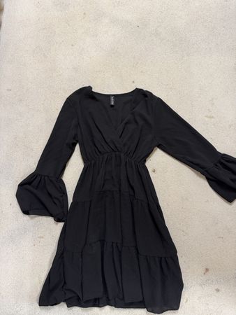 Schwarzes Kleid mit Glockenärmeln - Grösse S/M