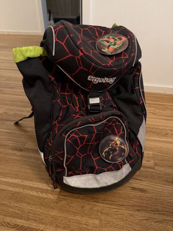 Schulranzen Ergobag schwarz rot mit Kletties gebraucht