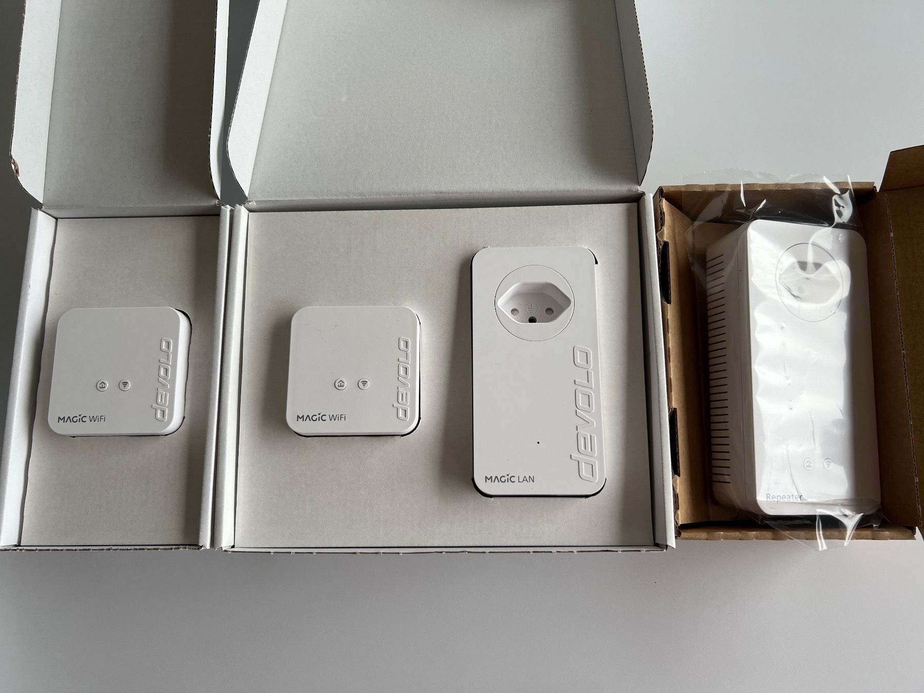 Devolo Unità & Adattatore: Devolo Magic 1 WiFi mini Starter Kit + Repeater+ ac + add on – Usato da Büetigen venduto da Jabo 1