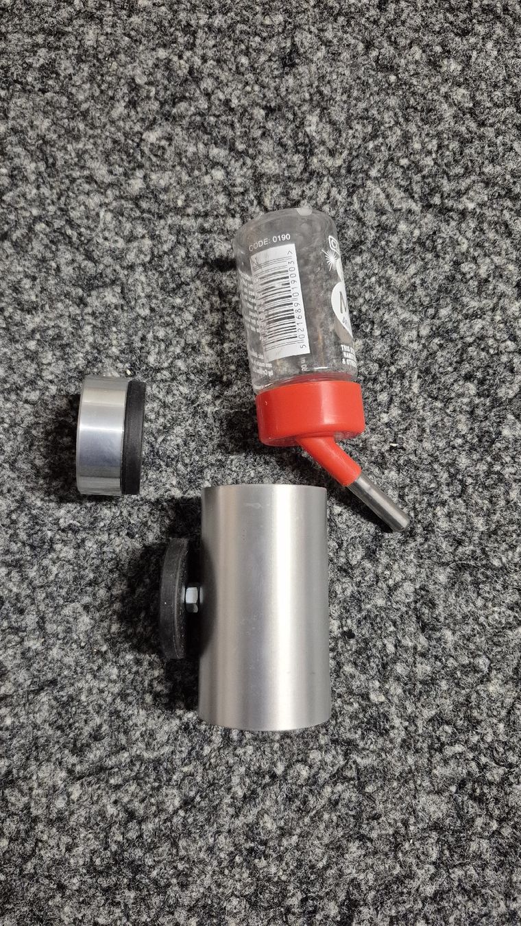 Wandhalterungen: Trinkflaschenhalter magnetisch für Nagetiere – Gebraucht aus Sarmenstorf von Aron5614