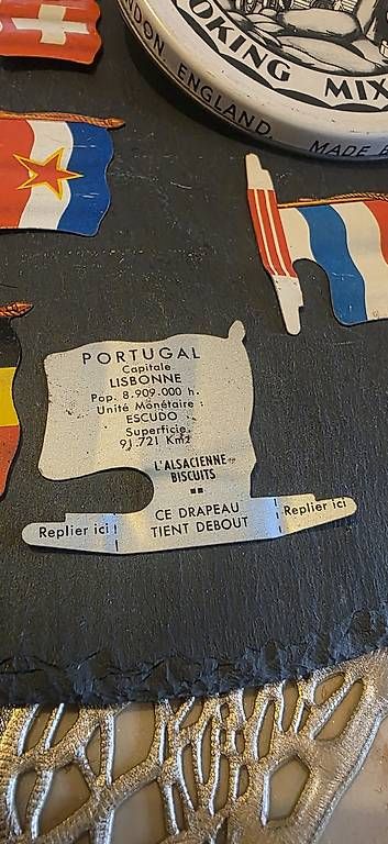 Bandiere: Vintage Flaggen Set aus Metall – Usato da Kaufdorf venduto da Nati-Nati 2