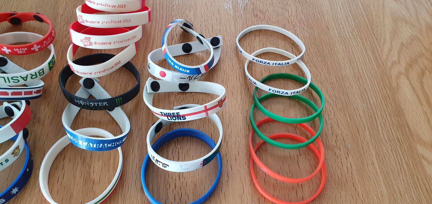 Bracciali & Braccialetti: 30 divers bracelets en silicone – Usato da Moutier venduto da Matteoleroux 2