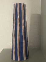 Lawrence Grey Vase, Dolomite, blau-weiss gestreift