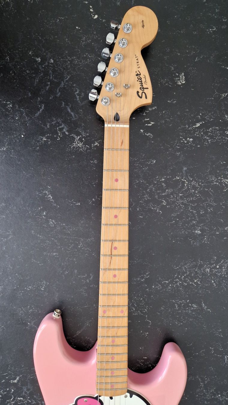 Squier Musikinstrumente: Squier Hello Kitty Stratocaster (1. Generation) – Gebraucht aus Olten von gopm 3