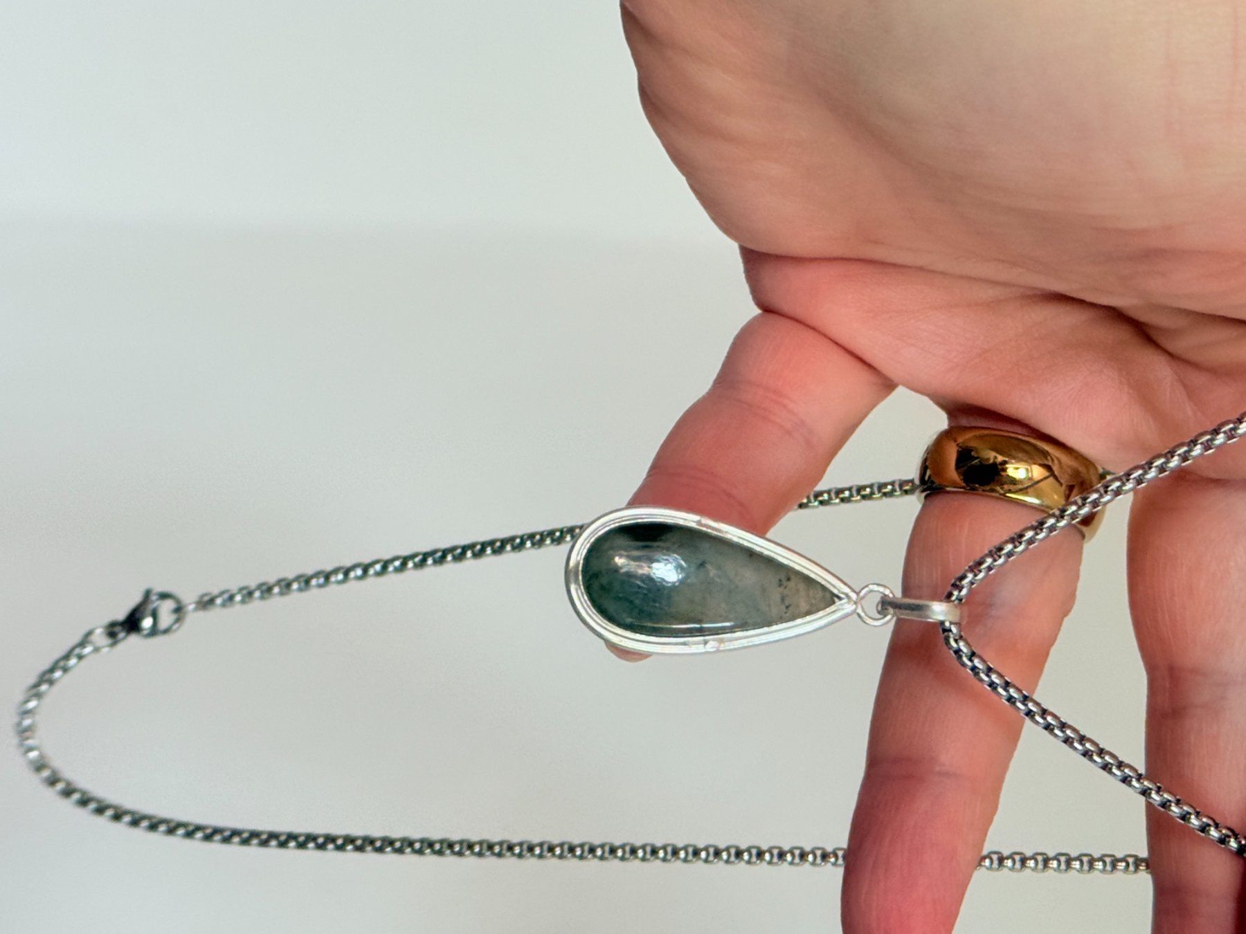 Ketten: Collier avec pierre verte en forme de goutte – Neu und originalverpackt aus Genève von AWWA 6