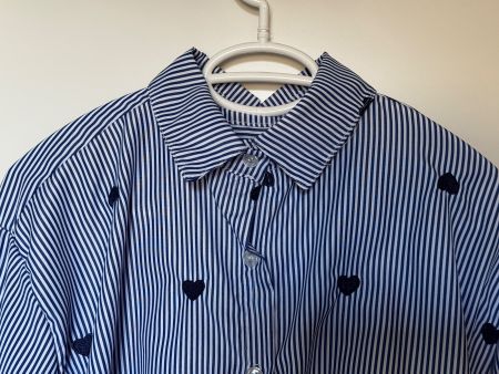 Chemise rayée Made in Italy avec cœurs brodés