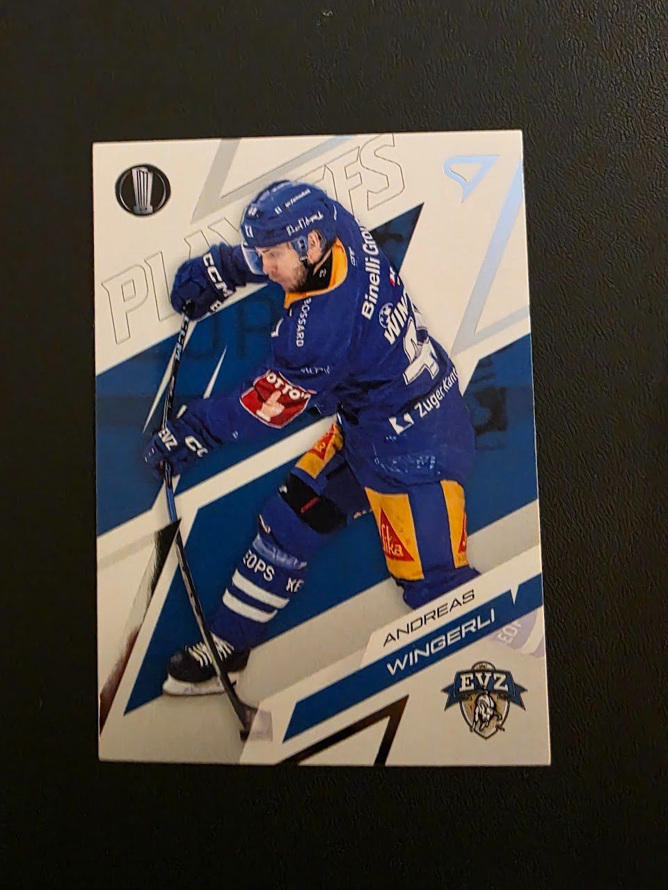 Sportzoo Carte collezionabili: 2025/26 EVZ Zug Andreas Wingerli Playoffs – Usato da Bauma venduto da Yotanke