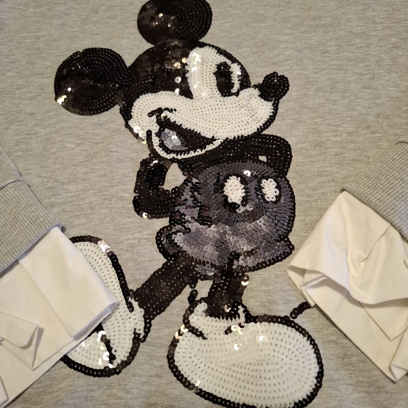 Pullover & Sweatshirts: Sweat gris Mickey Mouse Disney avec sequins  Taille S – Gebraucht aus Le Locle von QualiteExpress 2