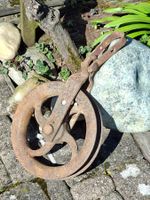 gut erhaltene massive antike Gusseisen - Seilrolle 26cm Dur.