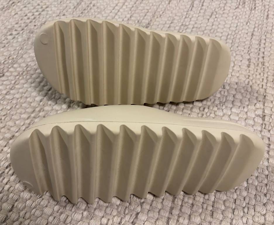Adidas Scarpe da uomo: Adidas Yeezy Slide Bone - EU 44.5 – Nuovo (secondo la descrizione) da Thalwil venduto da Swisshoneys 2
