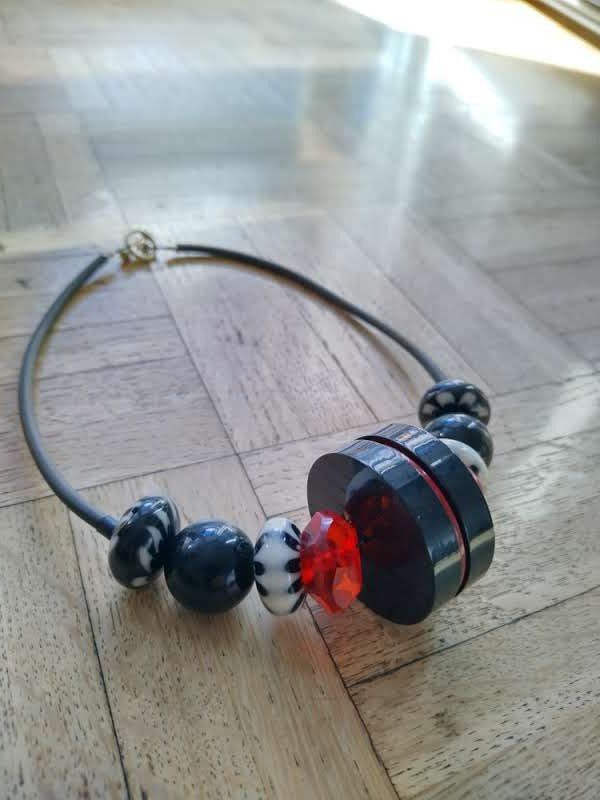 Catenine: Collier Ethinique Grandes Perles – Usato da Mühleberg venduto da Eliboub 1