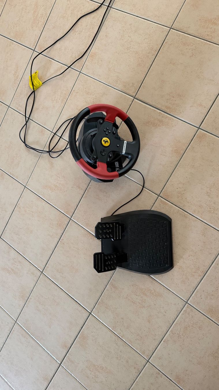 Thrustmaster Controller: Thrustmaster T150 Ferrari Lenkrad mit Pedalset gebraucht – Gebraucht aus Kleinandelfingen von Lu_Bo