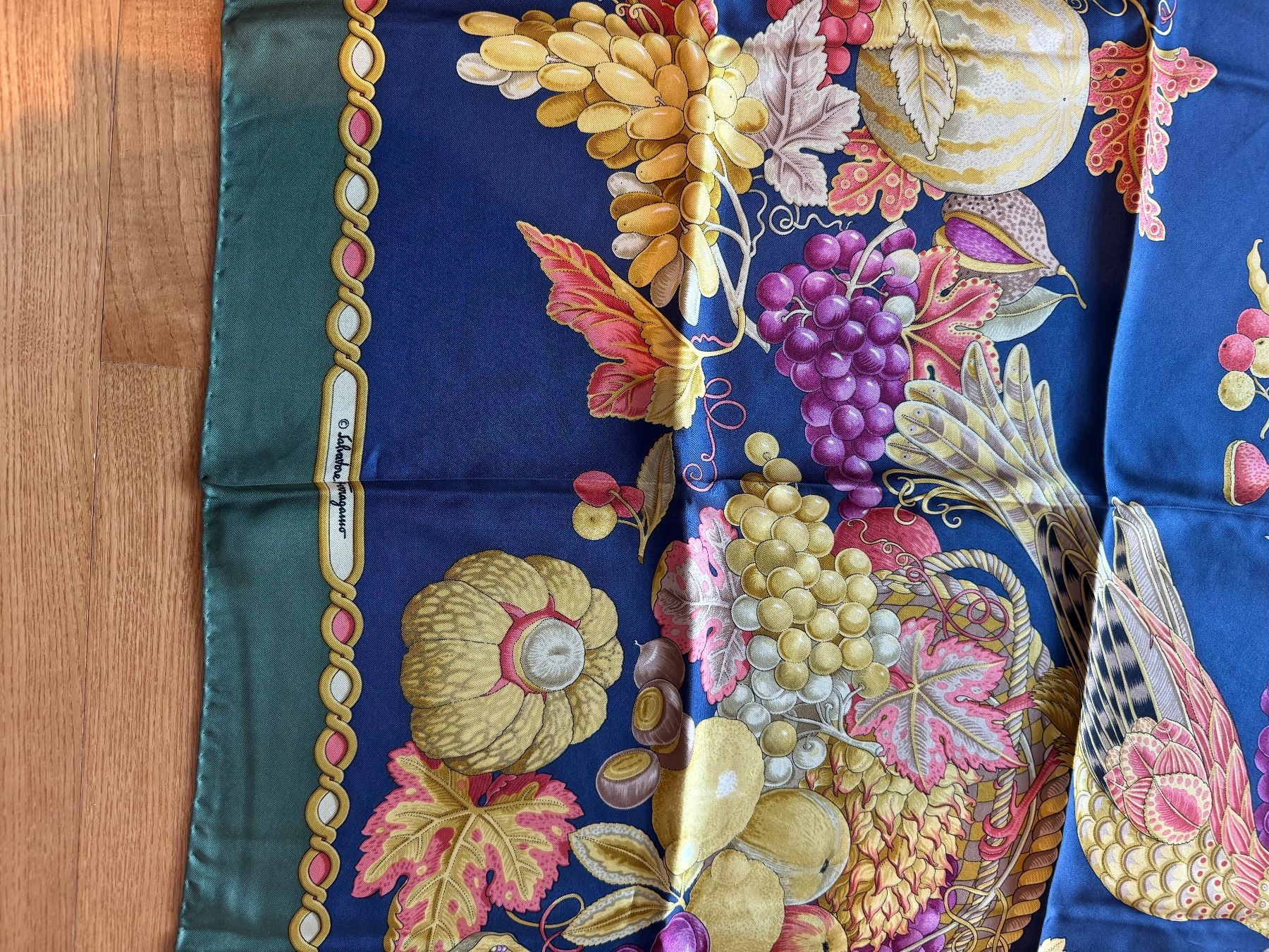 Salvatore Ferragamo Foulards, Tücher & Schals: Salvatore Ferragamo Silk Scarf – Gebraucht aus Winterthur von Wavaa 1