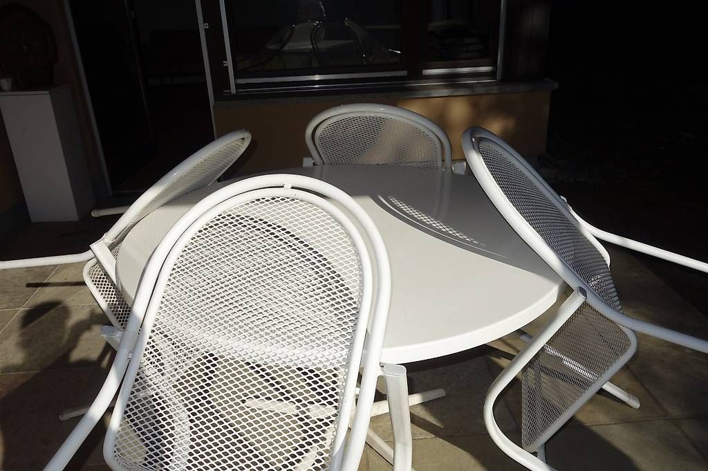 Set di tavolo e panche: 1 Gartentisch und 4 Stühle – Usato da Dornach venduto da ram_j5t6