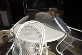 1 Gartentisch und 4 Stühle
