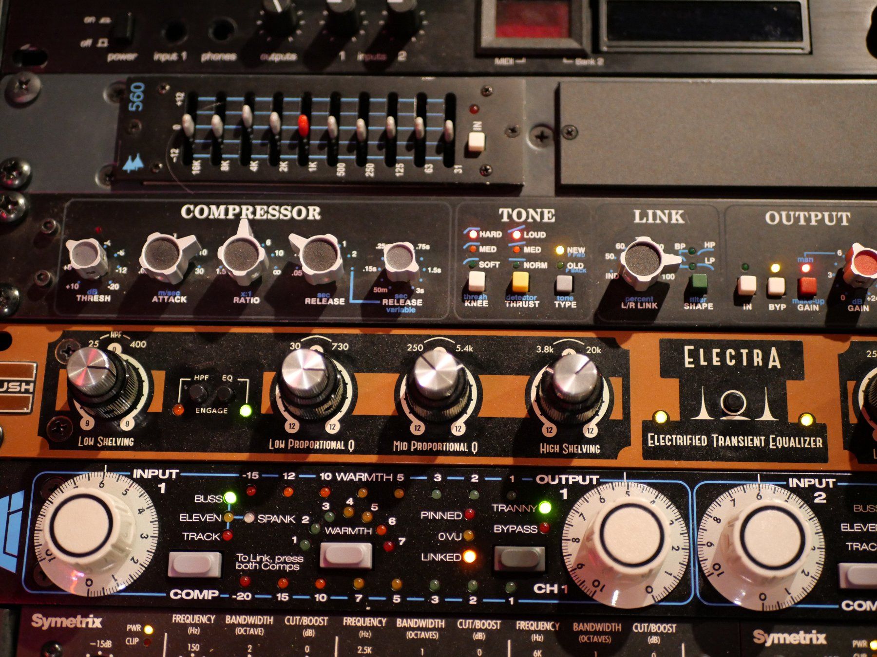 Strumenti musicali: API 2500 – Usato da Bassecourt venduto da Synthgear 1