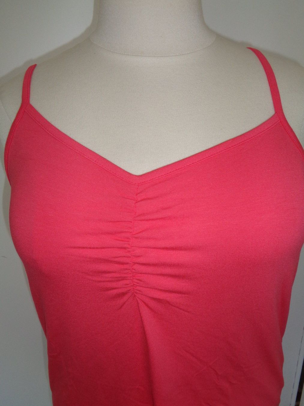 Tops: Top spaghetti framboise T. 48 – Neuf (Voir description) à Marin-Epagnier par Madja 1