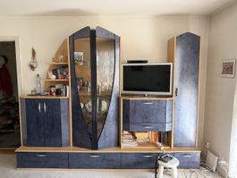 Wohnwand Holz Optik blau mit Vitrine