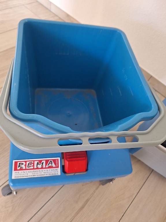 Autres articles pour la maison: Wischmopp-Eimer mit Auswringpresse  Blau/Grau – D'occasion à Vilters par leco01 2