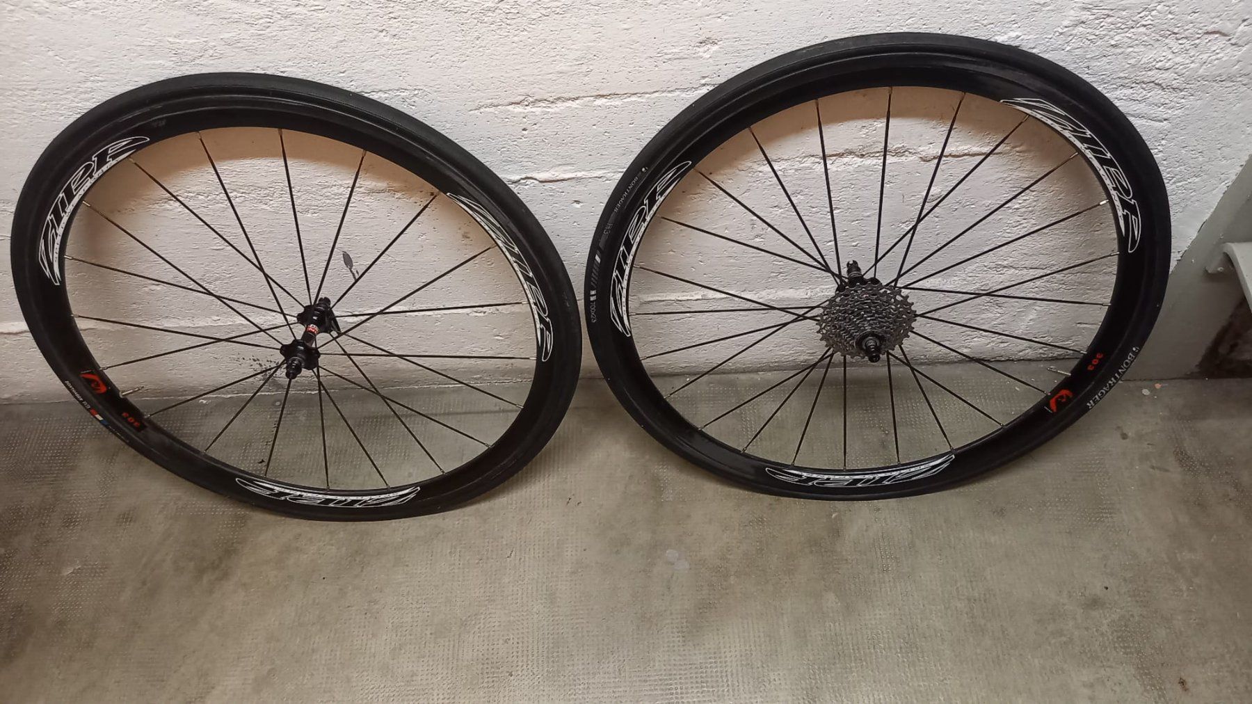 Roues carbon Zipp Firecrest 303 à patins (Gebraucht) in Lausanne für ...