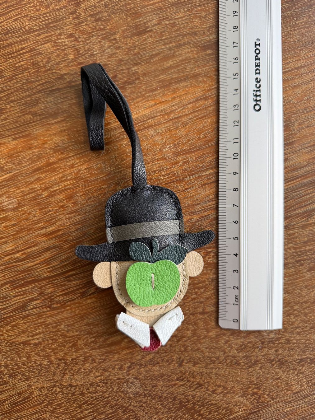 Schlüsselanhänger & - bänder: Taschenanhänger Magritte Stil – Neu und originalverpackt aus Ennetbaden von miboo