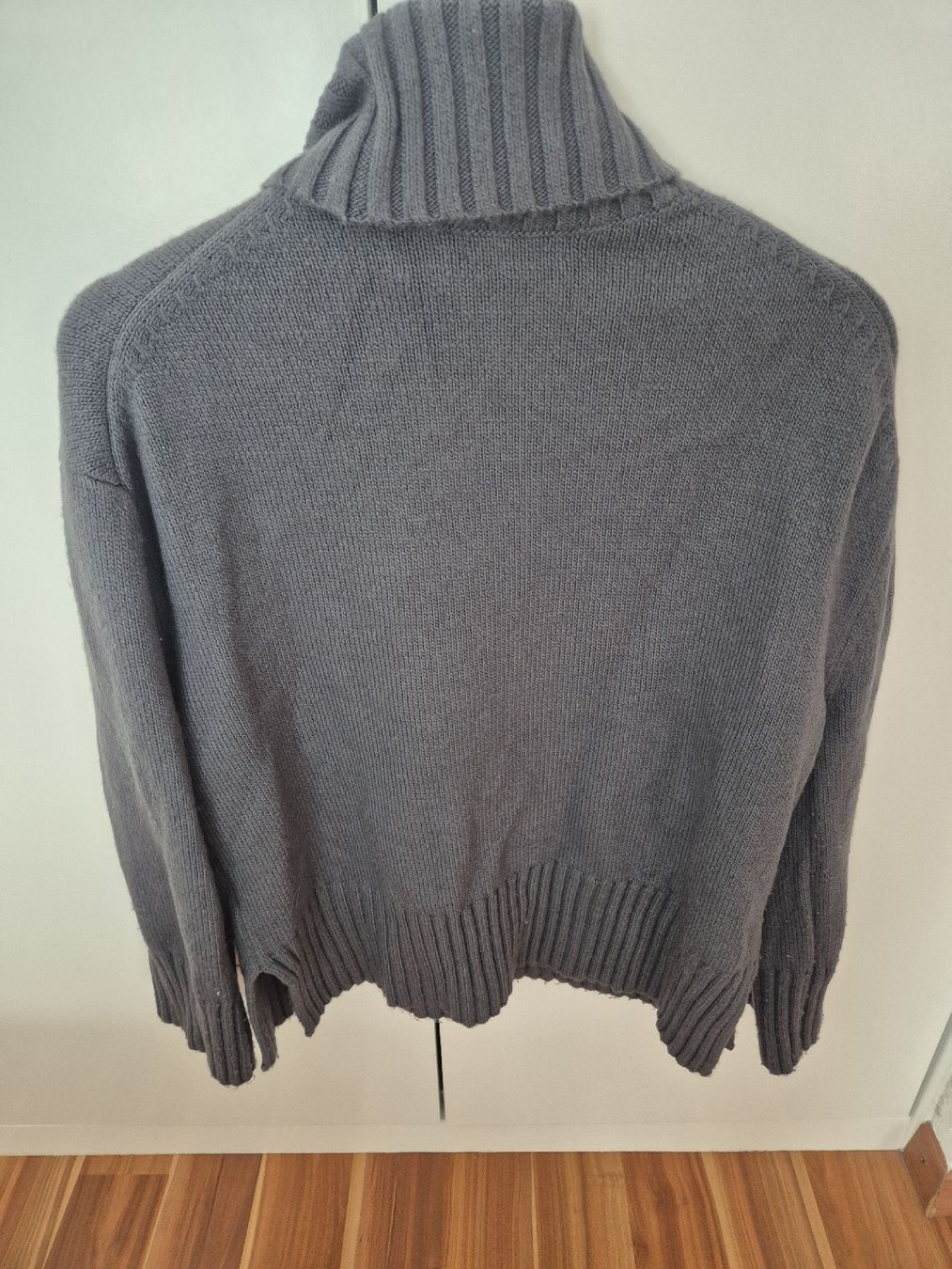 H&M Pullover & Sweatshirts: Damen Rollkragenpullover Oversize – Gebraucht aus Biel-Benken BL von Sandra0147 1