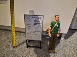 Sheldon Cooper Figur mit Tafel The Big Bang Theory