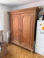 Alter Massivholzschrank
