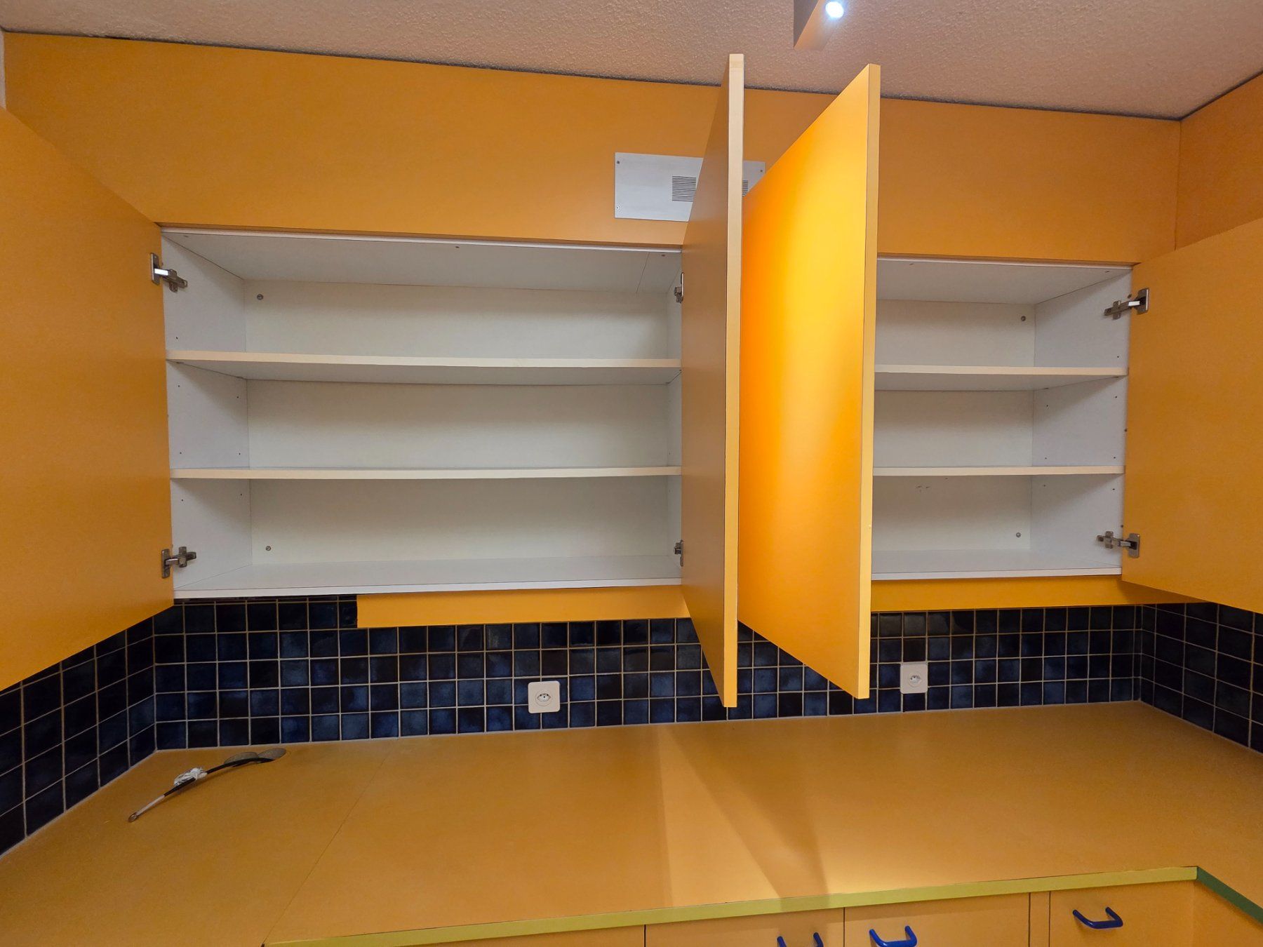 Cucine complete: Gebrauchte Retro Küche, gelb, gut erhalten – Usato da Schüpfheim venduto da Ruedi_73 3