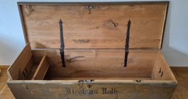 Alte Holztruhe aus Massivholz