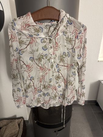 Nile Bluse, Gr. M, Sommerbluse mit Blumenmuster.
