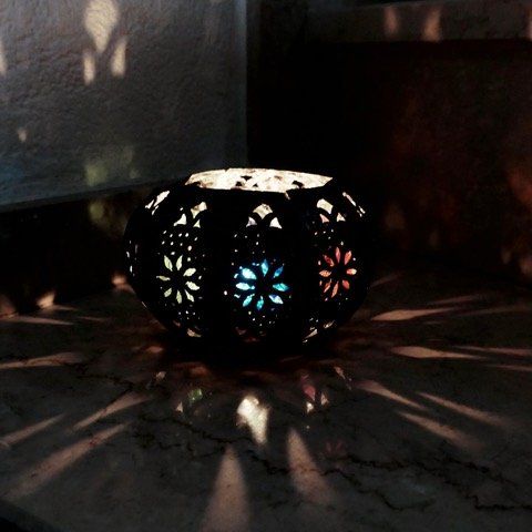 Lanterne: Windlicht aus Metall mit farbigem Blumenmuster – Nuovo (secondo la descrizione) da Therwil venduto da Tigersunne 1