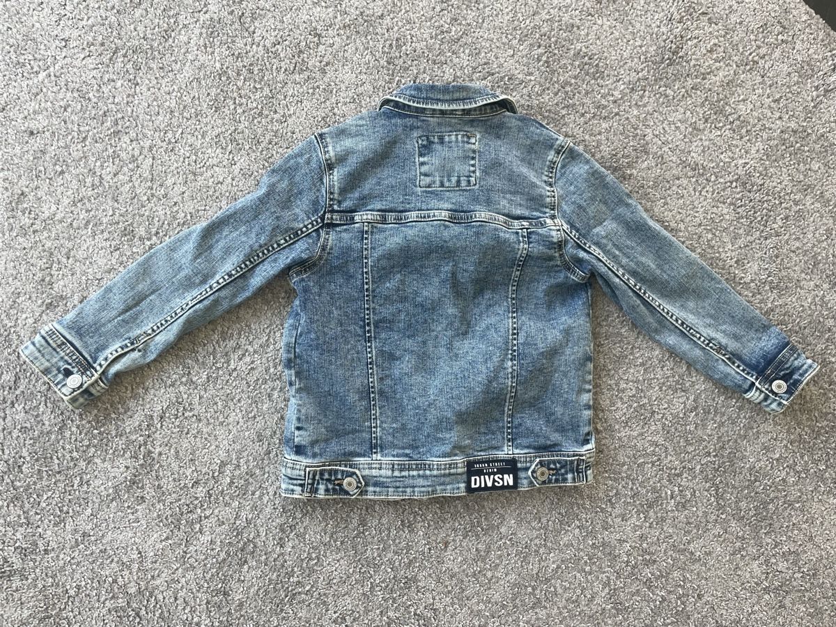 Giacche & Cappotti: Jeansjacke Grösse 128 – Usato da Remetschwil venduto da Aschneewitchen 2