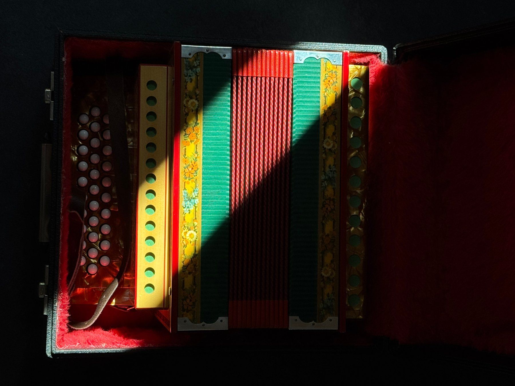 Strumenti musicali: wunderbares Schwyzerörgeli B, 2chörig, mit Koffer – Usato da Baar venduto da qsi2005