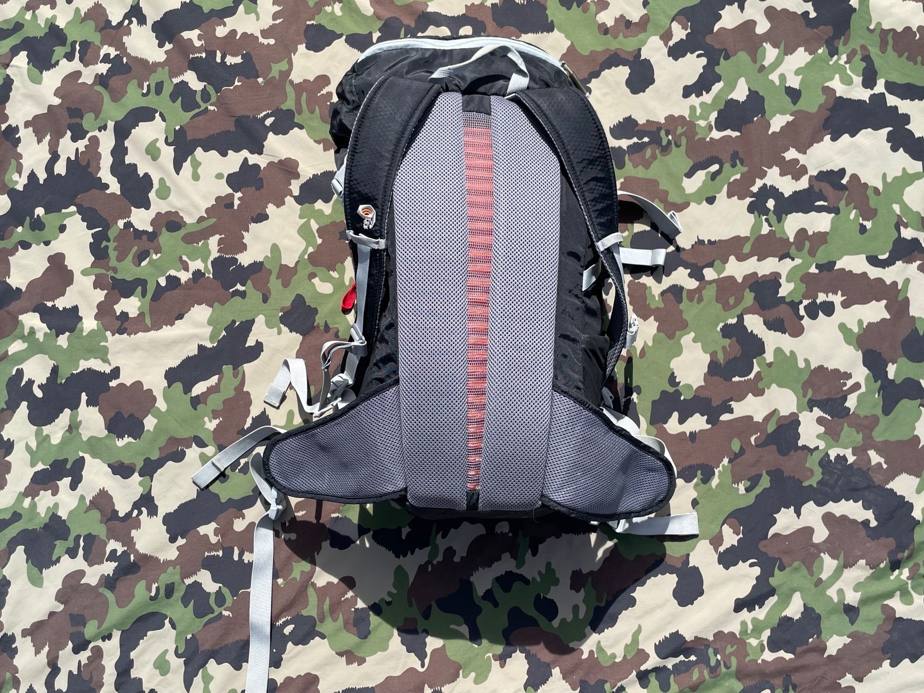 Mountain Hardwear Zaini: Vintage Y2K Mountain Hardware Backpack 25L – Usato da Zürich venduto da le_souk 1