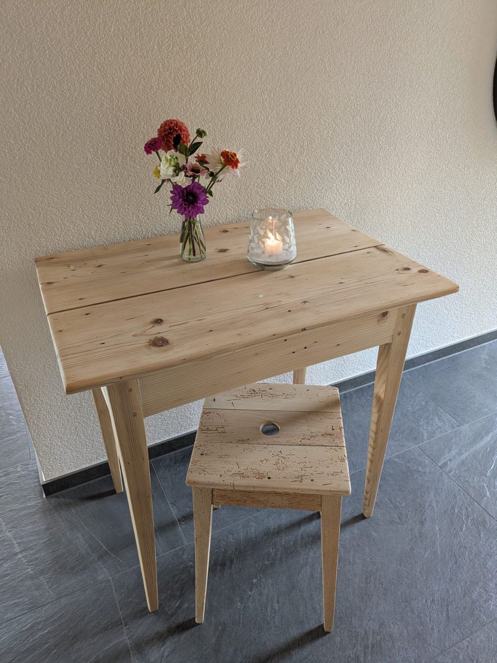 Tavoli: Antiker Holztisch mit Taburetli – Usato da Schwanden b. Brienz venduto da hoihoi03