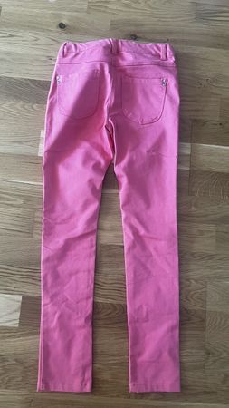 Neue Hosen für Mädchen